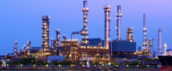 Изображение к статье: Нефтеперегонный завод в Малайзии.