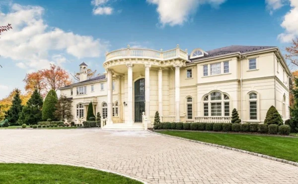 Изображение к статье: Архитектура напоминает Белый Дом в Вашингтоне.