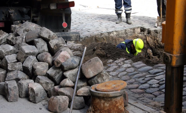 Изображение к статье: «Мимо проезжает троллейбус или машина — дрожат все стены в доме»: жители обеспокоены состоянием канализационных люков