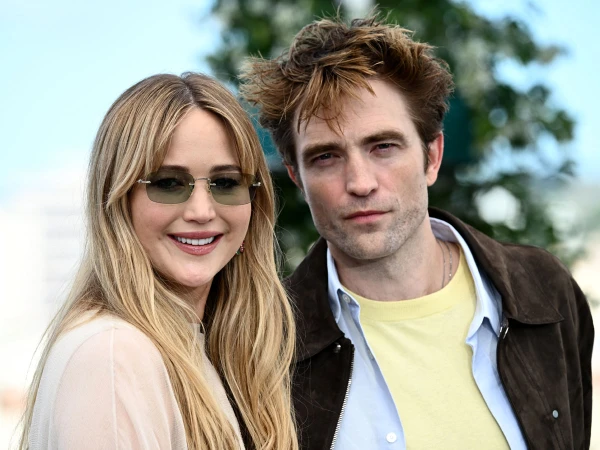 Изображение к статье: В драме «Умри, моя любовь» героиня Лоуренс переживает тяжелый послеродовой психоз, с которым тщетно пытается бороться герой Паттинсона.