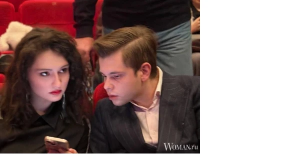 Изображение к статье: Звездная барышня выходит в свет с приятелем.