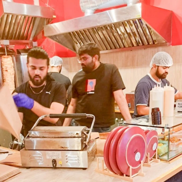 Изображение к статье: Сенсация! Индийцы из кебабной в Даугавпилсе заговорили на латышском