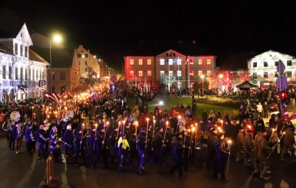 Изображение к статье: Факельное шествие внесло поправки в движение общественного  транспорта 18 ноября
