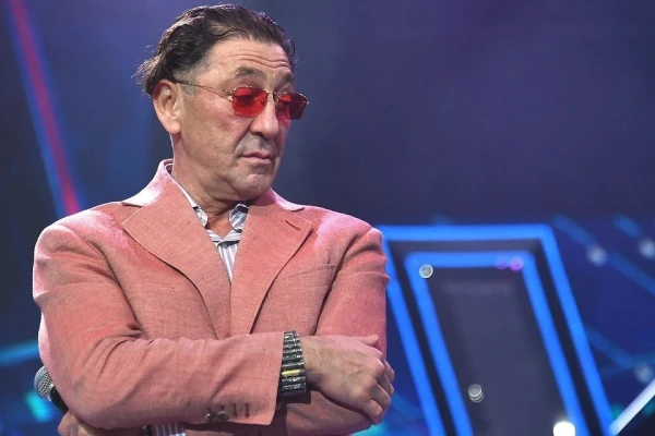 Изображение к статье: Популярный певец решительно завязал.