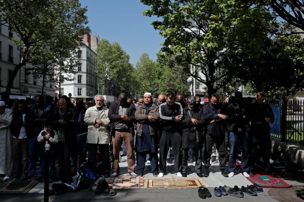 Изображение к статье: Коллективный намаз - нормальная практика уютных парижских улочек.