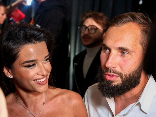 Изображение к статье: А ей всегда так хорошо с любимым мужем.