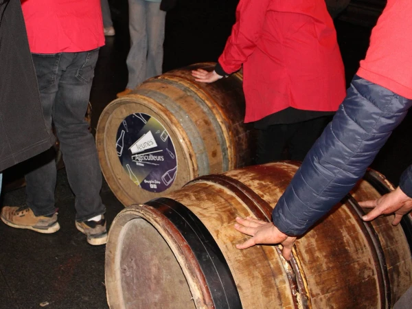 Изображение к статье: Виноделы спешат обрадовать своей продукцией.