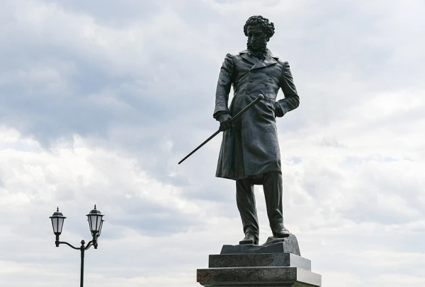 Изображение к статье: Ломоносова и Пушкина отменили на территории Украины