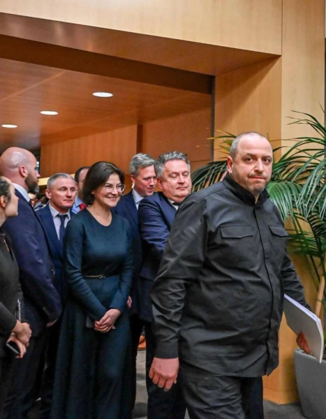 Изображение к статье: В Женеве премьерка Юлия Свириденко следовала за экс-министром обороны Рустемом Умеровым.