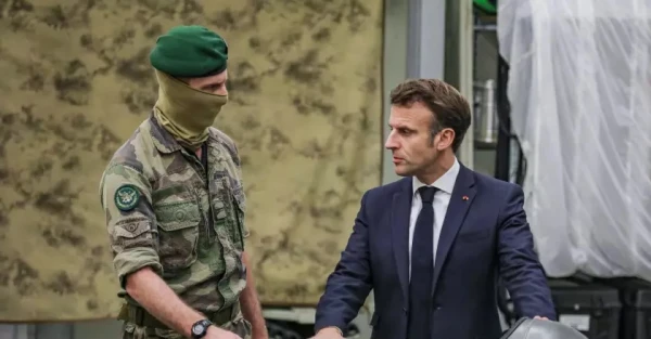 Изображение к статье: Гражданский президент все чаще обращается к военным.