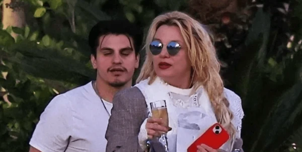 Изображение к статье: Бритни Спирс заявила, что хочет уехать из США после новых снимков папарацци