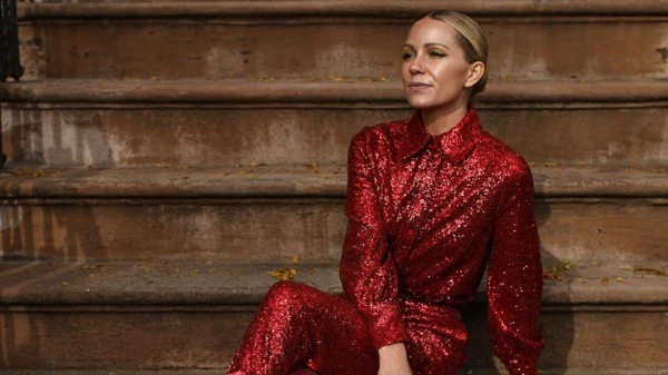 Изображение к статье: Блестки и пайетки в кэжуал-образах: как не скатиться в вульгарность