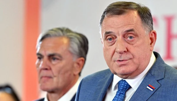 Изображение к статье: Избранный президент РС Синиша Каран и смещенный с этого поста Милорад Додик.