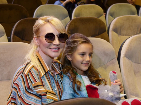 Изображение к статье: У нее было золотое детство.