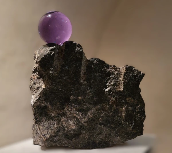 Изображение к статье: В Доме Менцендорфа проходит выставка произведений из стекла «Сладкая река надежды»