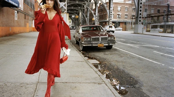 Изображение к статье: Красный цвет делает женщин заметно привлекательнее