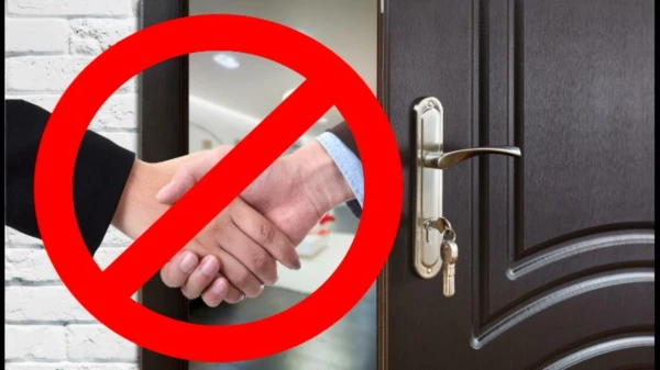 Изображение к статье: Почему нельзя передавать вещи через порог: суеверие с древней историей