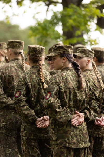 Изображение к статье: Пока в Латвии идут дискуссии о призыве девушек в армию — эти барышни уже учатся в школе Оскара Калпака.