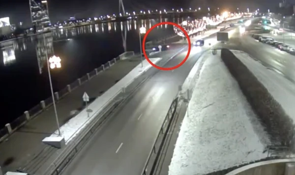 Спасатели продолжают поиски автомобиля, затонувшего вчера в Даугаве. Внутри была женщина