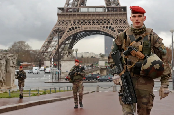 Изображение к статье: Элитарные легионеры давно стали туристической достопримечательностью Парижа.