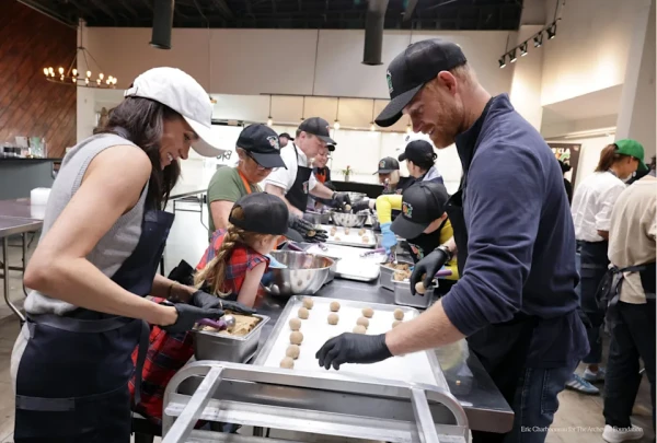 Изображение к статье: Меган Маркл и принц Гарри сделали благотворительность семейной традицией