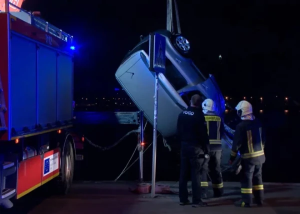 Изображение к статье: Трагедия на набережной: в прошлом году автомобиль точно так же въехал в Даугаву, унеся жизнь