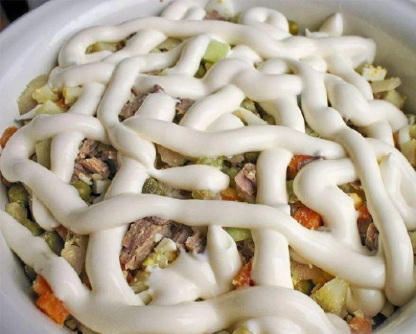 Изображение к статье: Наиболее вредный компонент в новогодних салатах: советы диетолога по замене