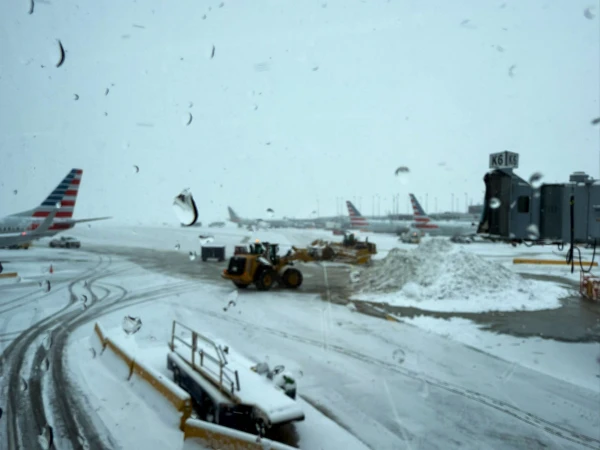 Изображение к статье: После сильного снегопада в аэропорту Чикаго задержаны и отменены сотни рейсов