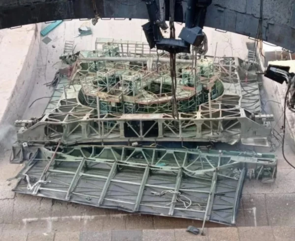 Изображение к статье: 27 ноября кабина технического обслуживания была перемещена под стартовый стол, но предварительное расследование показало, что, либо она не была надежно закреплена в нише, либо замки, удерживавшие ее в фиксированном положении, не выдержали нагрузки. В результате кабина обрушилась вниз с высоты 20 метров.