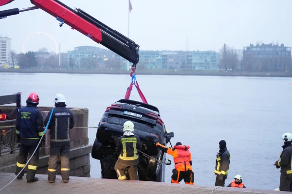 Изображение к статье: «Не верю в самоубийство»: в Риге со дна Даугавы подняли автомобиль