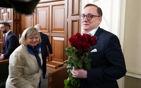 Изображение к статье: Правительство выписало Мартиньшу Казаксу путевку во Франкфурт