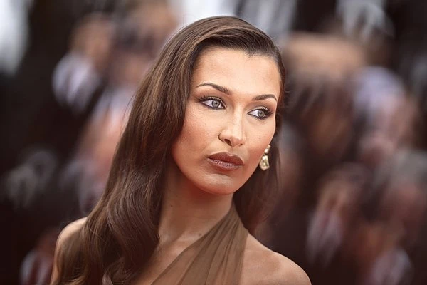 Изображение к статье: Знаменитая модель Белла Хадид никогда не улыбается.