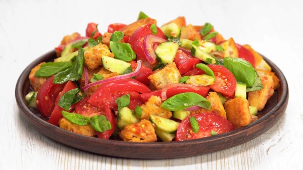 Изображение к статье: Вкус Италии: готовим салат панцанелла