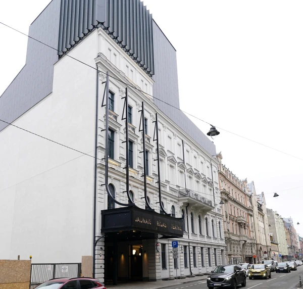 Изображение к статье: Находившийся на брандмауэре здания портрет режиссера Смильгиса было велено убрать.