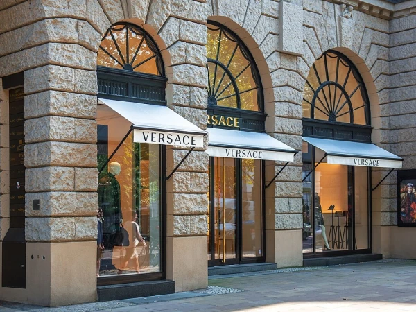 Изображение к статье: Дьявол носит Prada. А Prada купила модный дом Versace: за сколько?