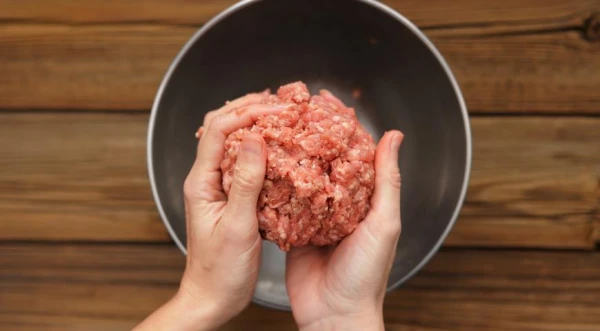 Изображение к статье: Зачем в фарш для котлет добавляют газировку: лайфхак для сочности