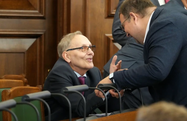 Изображение к статье: «Даже не могут купить себе «Роллс-ройс»!»: в Сейме пожалели «бедных» заместителей госсекретарей