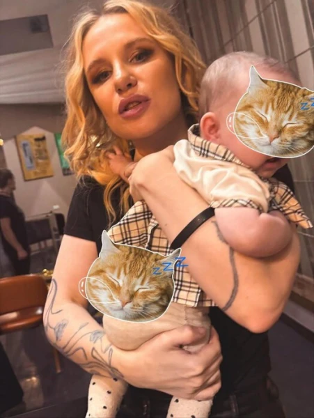 С ребенком от любимой доченьки.