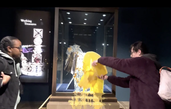 Протестующие в Лондонском Тауэре измазали витрину с короной кремом и яблочным десертом