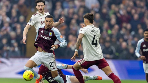 Лондонский «Арсенал», проиграв «Астон Вилле», прервал рекордную серию без поражений