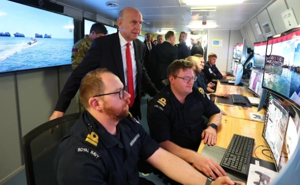 Джон Хили во время визита на военно-морскую базу в Портсмуте.