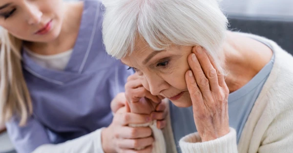 Деменция может подкрадываться задолго до потери памяти: врачи назвали ранние признаки