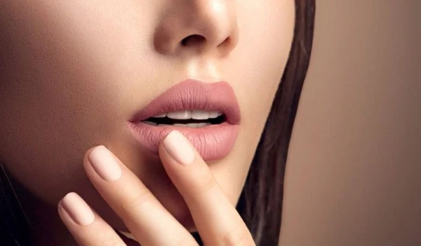 Изображение к статье: Для стойкого результата: как правильно наносить матовую помаду, чтобы она выглядела безупречно