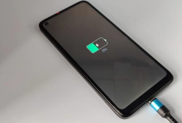 Изображение к статье: Почему эксперты не рекомендуют заряжать телефон и планшет ночью?