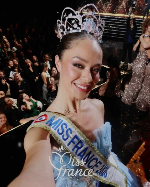 Изображение к статье: Её мать родом с Маркизских островов, а отец — с материковой части Франции.