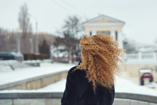 Изображение к статье: Как сохранить волосы, если вы не носите шапку: советы трихолога