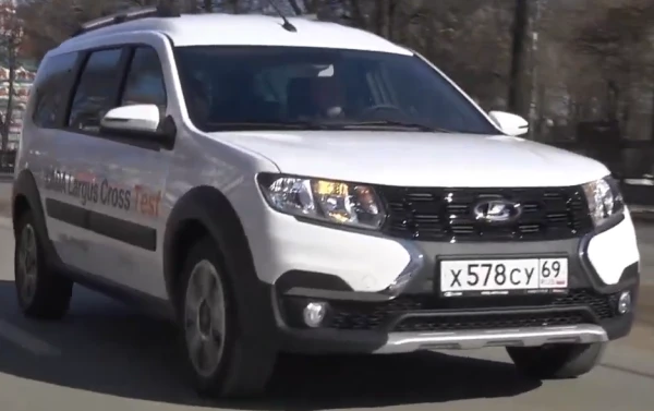 Изображение к статье: Lada Largus представляет из себя бывший румынский Dacia Logan.