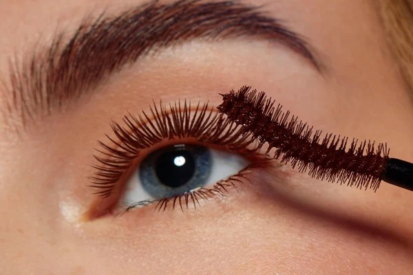 Изображение к статье: Серая, коричневая, бордовая: выбираем цветную тушь на зиму