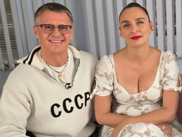 Изображение к статье: Шоумен Исаев и красавица Елена.