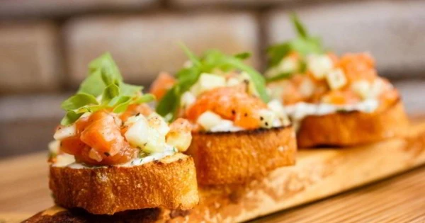 Необычные бутерброды: как удивить гостей простой закуской